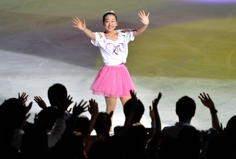 たくさんのファンの声援に手を振って応える浅田真央＝札幌市真駒内セキスイハイムアイスアリーナ（撮影・西岡正）