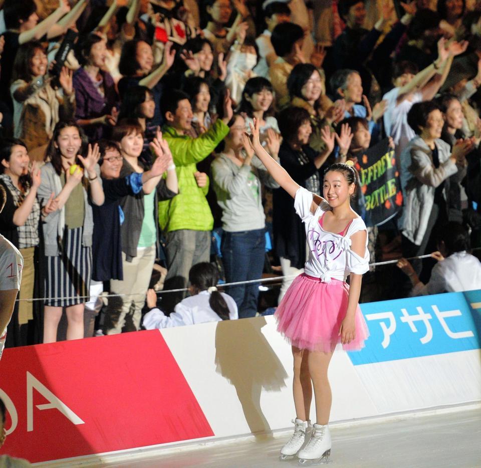 ファンの声援に手を振って応える浅田真央（撮影・西岡正）