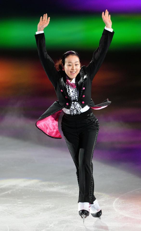 笑顔で演技する浅田真央＝札幌市真駒内セキスイハイムアイスアリーナ（撮影・西岡正）