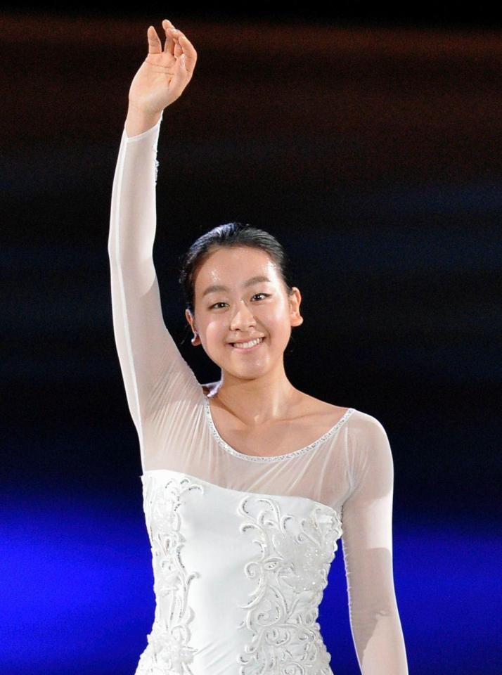 演技を終え、ファンに手を振る浅田真央＝札幌市真駒内セキスイハイムアイスアリーナ（撮影・西岡正）