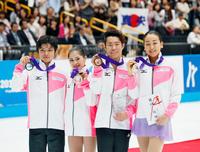 ２年ぶり７度目の優勝を果たした日本チーム。（左から）宇野昌磨、宮原知子、村上大介、浅田真央＝さいたまスーパーアリーナ