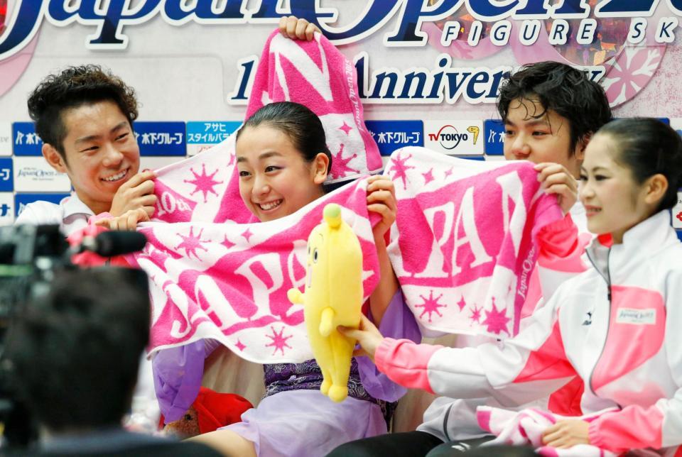 笑顔で採点を待つ（左から）村上大介、浅田真央、宇野昌磨、宮原知子の日本チーム＝さいたまスーパーアリーナ