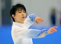 男子ＳＰで演技する羽生結弦＝バリー（共同）