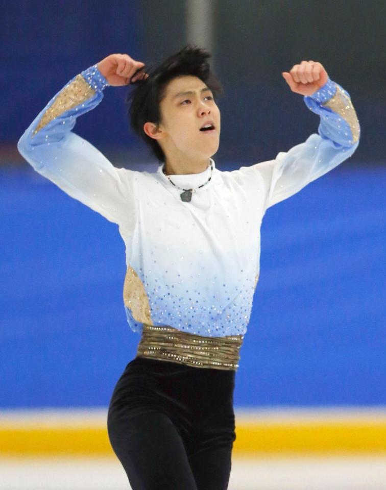 男子ＳＰで演技する羽生結弦＝バリー（共同）