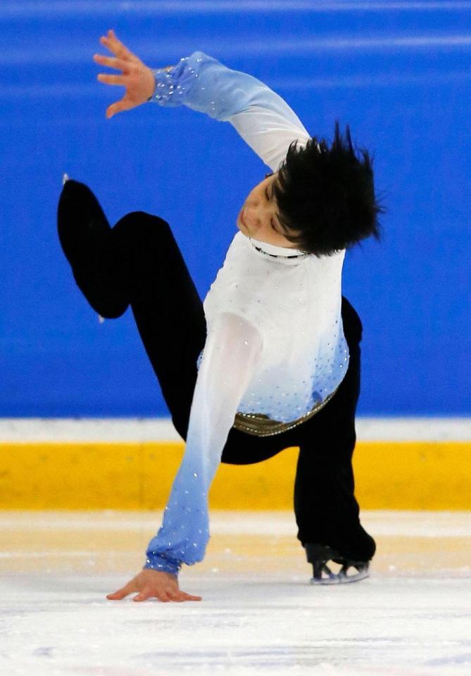 男子ＳＰで、ジャンプの着氷でバランスを崩す羽生結弦＝バリー（共同）