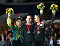 男子優勝のマックス・アーロン（中央）らと表彰台に並んだ、２位となった宇野昌磨（左）＝ミルウォーキー（ロイター＝共同）