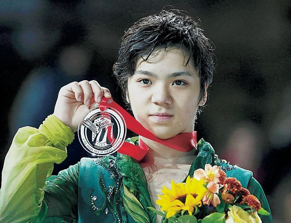 スケートアメリカの男子で２位となり、表彰式でメダルを掲げる宇野昌磨＝ミルウォーキー（ロイター＝共同）