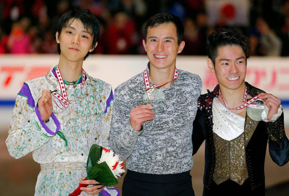 メダルを手にする（左から）２位の羽生結弦、優勝したパトリック・チャン、３位の村上大介＝レスブリッジ（共同）