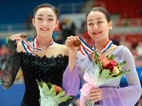 フィギュアスケート・グランプリシリーズ中国杯の表彰式で、メダルを手に笑顔の優勝した浅田真央（右）と２位の本郷理華＝７日、北京（共同）