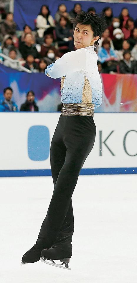 フィギュアスケートのＧＰシリーズＮＨＫ杯の男子ＳＰで、２度目の４回転ジャンプも成功させた羽生結弦＝27日、長野市ビッグハット