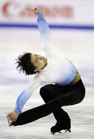 　男子ＳＰで首位に立った羽生結弦の演技＝バルセロナ（共同）