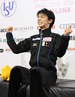 　男子ＳＰで自身の世界歴代最高得点を塗り替えて首位となり、ガッツポーズする羽生結弦＝バルセロナ（共同）