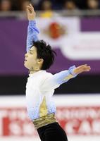 　男子ＳＰで首位に立った羽生結弦＝バルセロナ（共同）