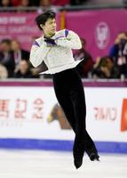 フリーの演技でジャンプする、フィギュアスケートのＧＰファイナルで男子初の３連覇を達成した羽生結弦＝12日、バルセロナ（共同）