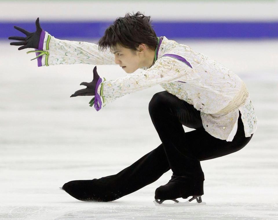 フィギュアスケートのＧＰファイナルで、男子初となる３連覇を達成した羽生結弦のフリーの演技＝12日、バルセロナ（共同）