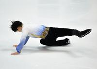 男子ＳＰ　冒頭の４回転ジャンプで転倒する羽生結弦＝真駒内セキスイハイムアイスアリーナ