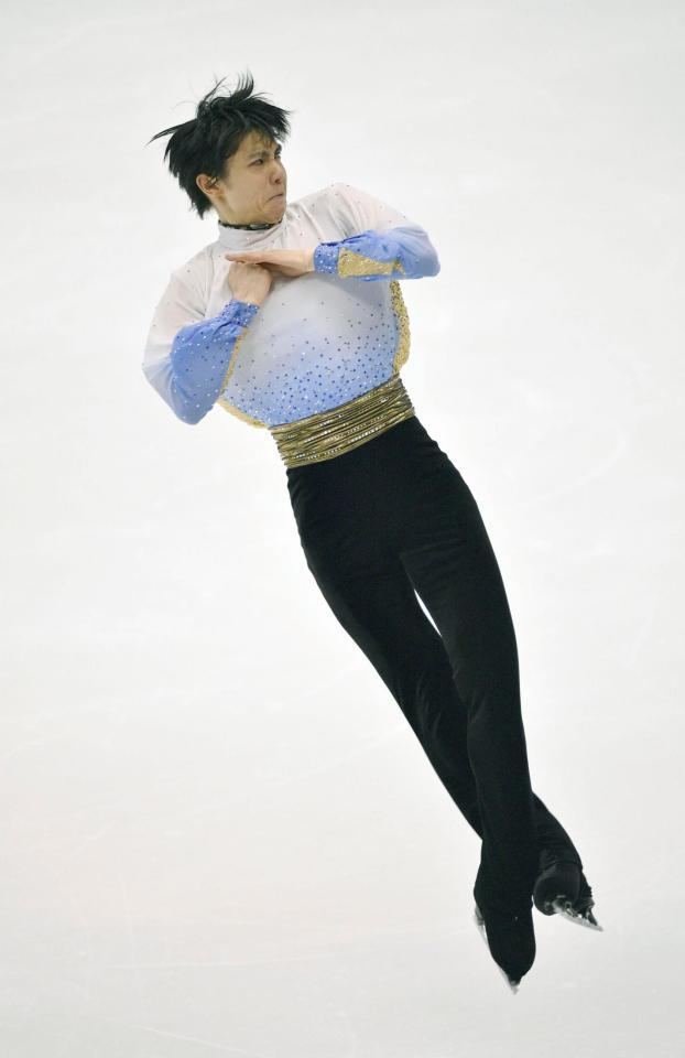 男子ＳＰでジャンプする羽生結弦＝真駒内セキスイハイムアイスアリーナ