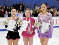 笑顔で記念撮影に納まる（左から）３位の樋口新葉、１位の宮原知子、３位の浅田真央（撮影・開出牧）
