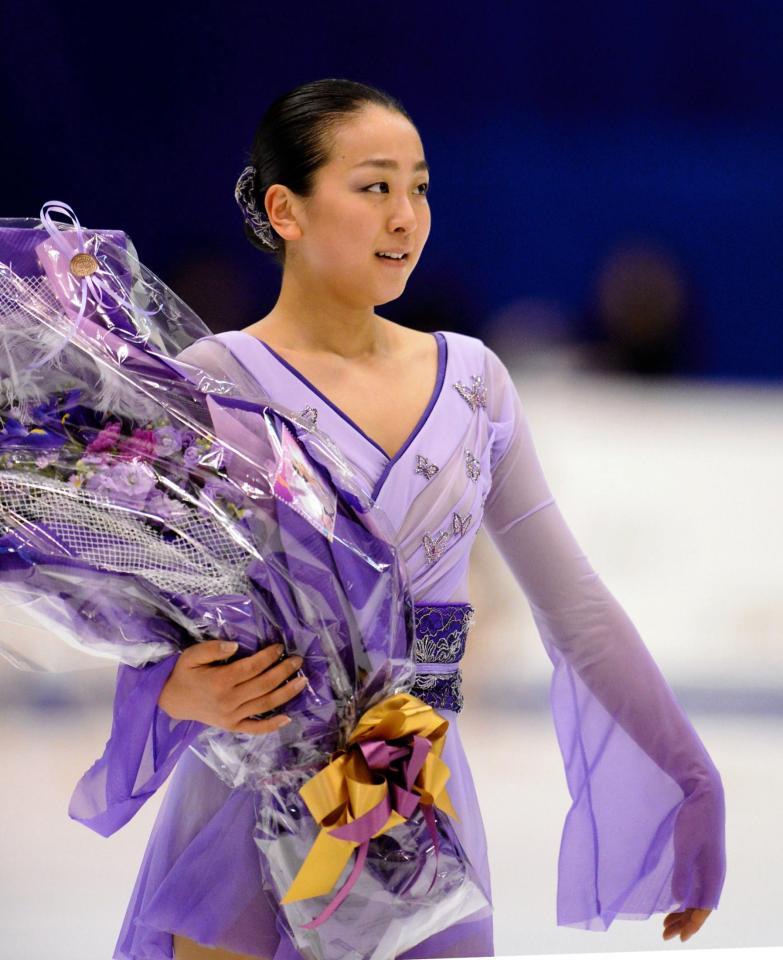 ファンから受け取った花束を手に引き揚げる浅田真央＝北海道・真駒内セキスイハイムアイスアリーナ（撮影・開出牧）