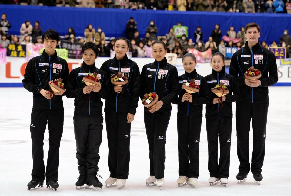 代表に選ばれ笑顔の（左から）羽生結弦、宇野昌磨、本郷理華、浅田真央、宮原知子、須藤澄玲、フランシス・ブードロー・オデ（撮影・開出牧）