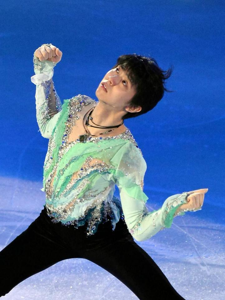 エキシビションで華麗な演技を披露する羽生結弦