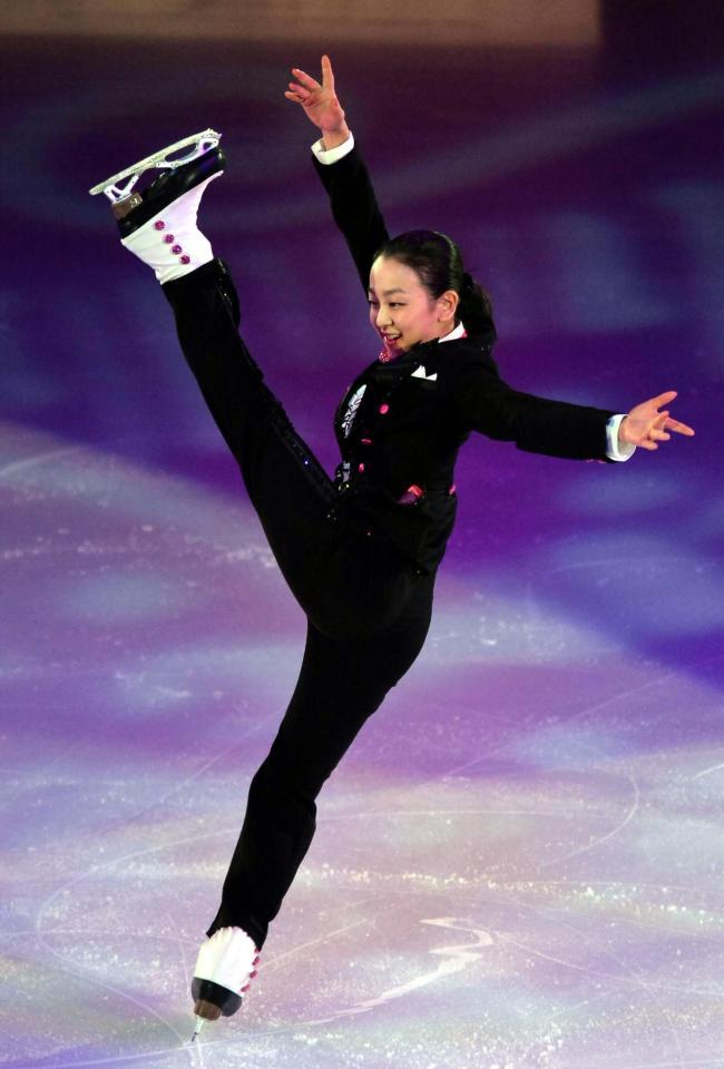 エキシビションで華麗な演技を披露する浅田真央