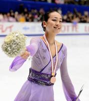 メダルを胸にファンの祝福に応える浅田真央＝北海道・真駒内セキスイハイムアイスアリーナ（撮影・開出牧）