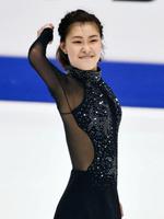 女子ＳＰの演技を終えガッツポーズの村上佳菜子＝台北（共同）