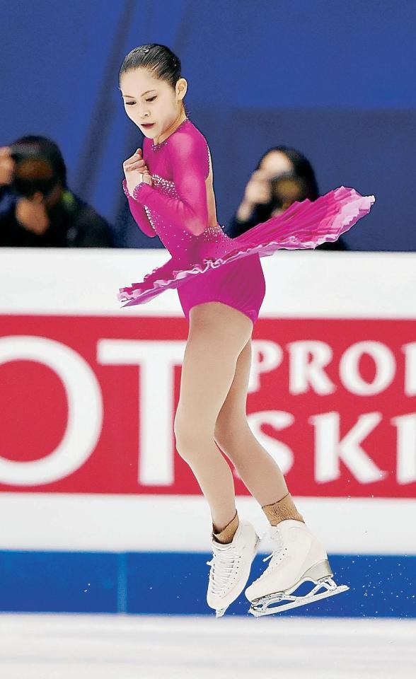 フィギュアスケート四大陸選手権の女子フリーでジャンプを決める宮原知子。自己ベストを更新する合計２１４・91点をマークし、初優勝を果たした＝20日、台北（共同）