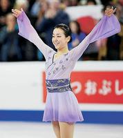 女子フリーの演技を終え、声援に応える浅田真央。順位を二つ上げたが７位に終わった＝ボストン（共同）