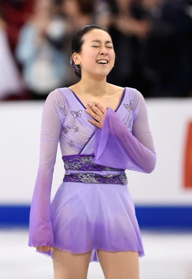 女子フリーの演技を終え、胸に手を当てる浅田真央。順位を二つ上げたが７位に終わった＝ボストン（共同）
