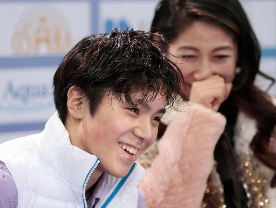 男子ＳＰの演技を終え笑顔の宇野昌磨。奥は樋口美穂子コーチ＝モスクワ（ＡＰ＝共同）