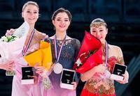 ＧＰデビュー戦で３位となった樋口新葉（右）＝パリ（ゲッティ＝共同）