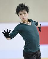 　公式練習で調整する宇野昌磨＝江陵（共同）