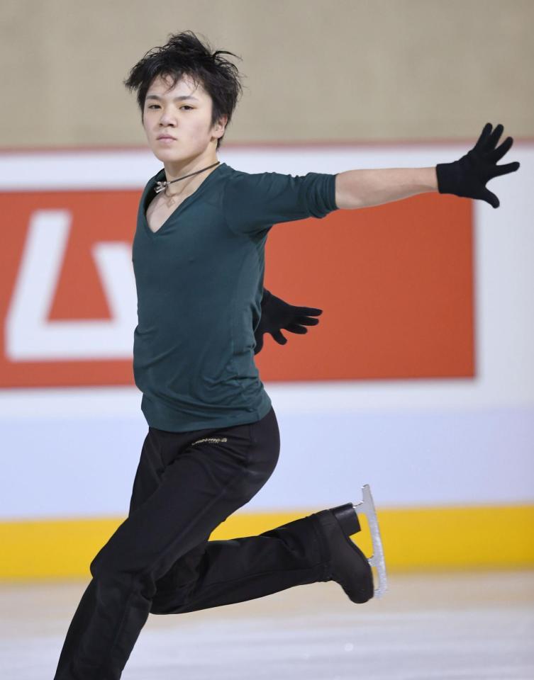 　公式練習で調整する宇野昌磨＝江陵（共同）