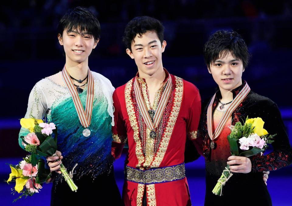 表彰式後、笑顔で記念写真に納まる２位の羽生結弦（左）と宇野昌磨（右）。中央は優勝したネーサン・チェン＝江陵（共同）