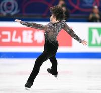 男子ＳＰ　演技中にバランスを崩す宇野昌磨＝ミラノ（共同）