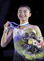　女子で３位になり、笑顔でメダルを持つ坂本花織＝ヘルシンキ（共同）