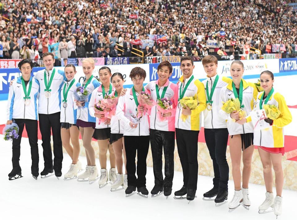 ３位の北米チーム（左）、２位のヨーロッパチーム（右）と笑顔を見せる日本チーム。中央左から坂本花織、宮原知子、宇野昌麿、織田信成＝さいたまスーパーアリーナ（撮影・金田祐二）