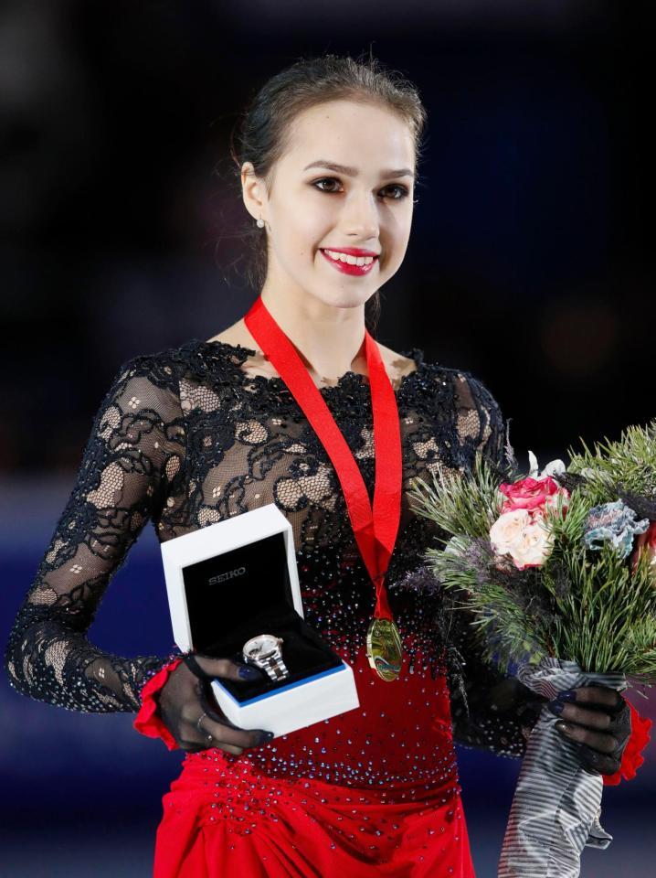 ロシア杯女子で優勝し、笑顔のアリーナ・ザギトワ＝モスクワ（共同）