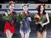 　フィギュアスケートＧＰファイナル女子で優勝し、メダルを手に笑顔の紀平梨花選手。左は２位のザギトワ、右は３位のトゥクタミシェワ＝８日、バンクーバー（共同）