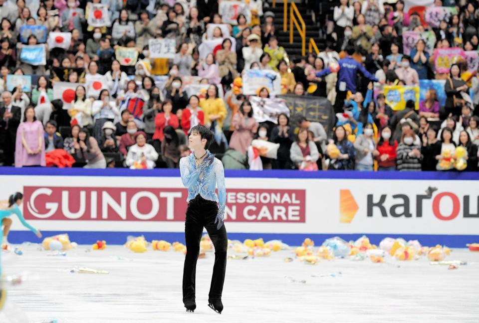 ４カ月ぶりの復帰戦を終えて、あいさつする羽生結弦＝さいたまスーパーアリーナ（撮影・堀内翔）