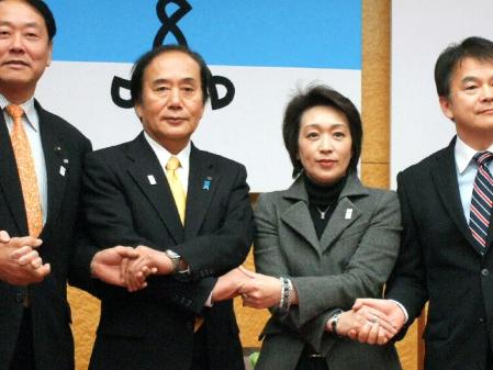 　日本選手権、世界選手権のさいたま開催を発表した橋本聖子日本スケート連盟会長（右から２人目）＝さいたま市知事公館