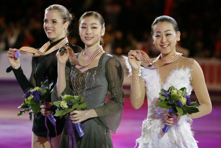 　３位に入り、メダルを手に笑顔を見せる浅田真央（右）。中央は優勝したキム・ヨナ（共同）