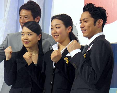 　国別対抗戦に出場が決まった（右から）高橋大輔、浅田真央、鈴木明子