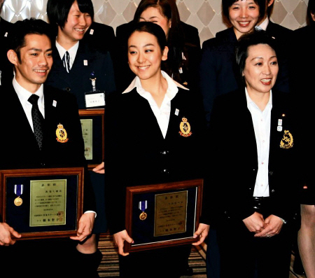 　連盟の表彰式で笑顔を見せる浅田真央（中）、左は高橋大輔、右に橋本聖子会長（高橋雅人撮影）