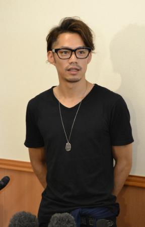 　北米合宿の出発を前に、取材に答える高橋大輔