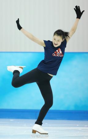 　今季の演技を披露する村上佳菜子