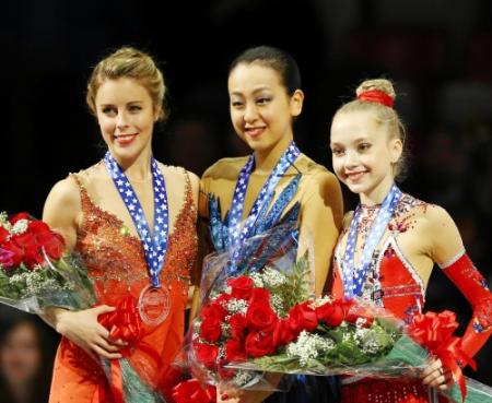 メダルを手に笑顔の（左から）２位のアシュリー・ワグナー、優勝した浅田真央、３位のエレーナ・ラディオノワ