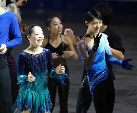 フィナーレで笑顔を見せる鈴木明子（左）と羽生結弦（右）